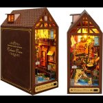 artisan-crafted-bookshelf-scene-of-a-colmar-style-street Artisan-style bookshelf scene recreating a warm Colmar cobblestone street