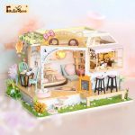 handmade-miniature-house-for-cat-lovers Handmade miniature house for cat lovers with tiny feline figurines