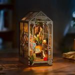 miniature-garden-house-bookshelf-diorama Miniature garden house bookshelf diorama with arched facade and climbing vines