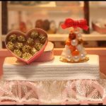 scale-model-dollhouse-accessories-with-chocolate-motif Scale model dollhouse accessories with chocolate and pastry motif