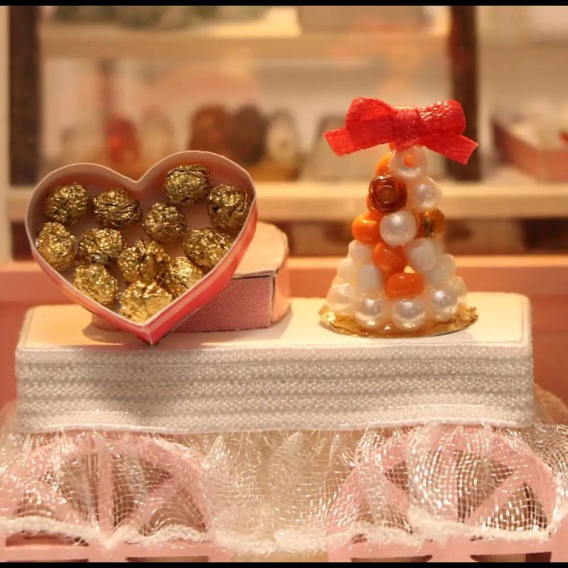 scale-model-dollhouse-accessories-with-chocolate-motif Scale model dollhouse accessories with chocolate and pastry motif